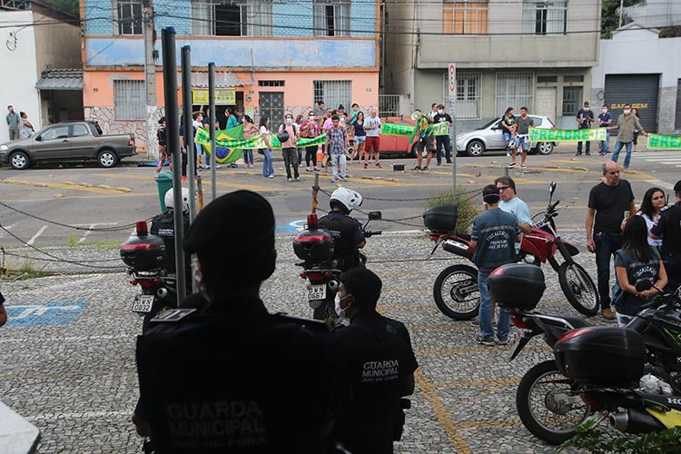Grupo faz carreata por reabertura do comércio em Juiz de Fora 2 carreata by fernando capa