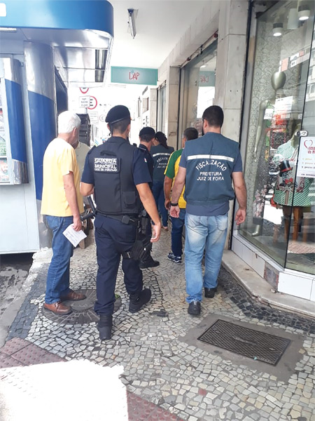 Fiscais de posturas encontram dificuldades nas ruas 1 fiscais de posturas1 divulgação semaur
