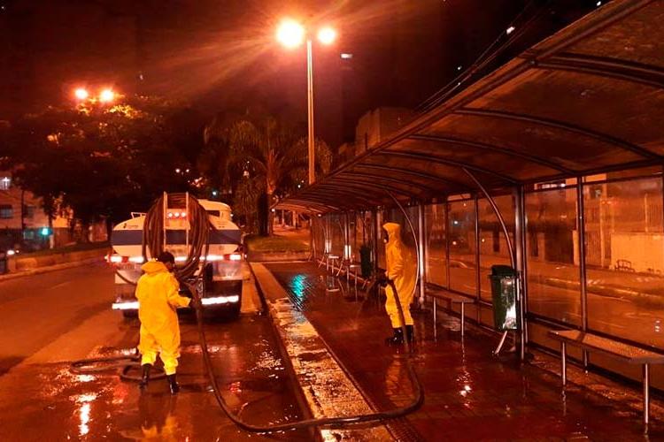 Demlurb higieniza pontos de ônibus em combate ao coronavírus 1 limpeza nos pontos de ônibus divulgação pjf