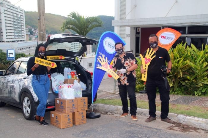 A assistente do departamento comercial do Grupo Solar de Comunicação, Geovana Costa com o gerente Luiz Carlos Lyra e Guilherme Ovídio, ontem, na bem sucedida blitz solidária em frente à sede da Tribuna de Minas 