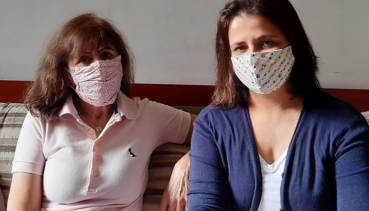 Enfermagem, o nobre ofício de salvar vidas 12 FOTO 03 Legenda Emília das Graças ao lado da filha e enfermeira Janaína durante a quarentena