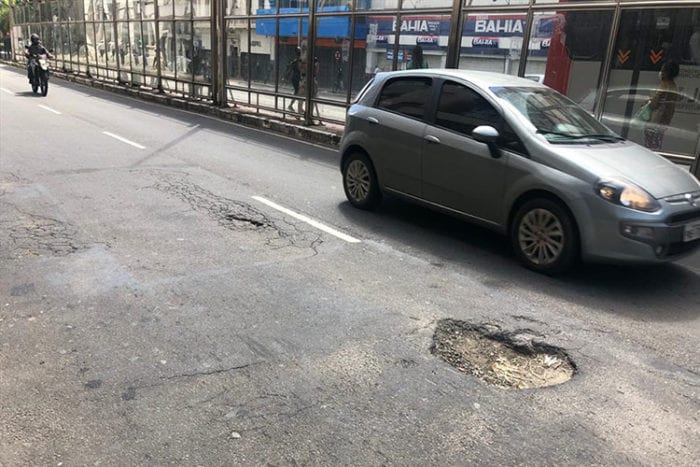 Buraco em trecho da Avenida Rio Branco 1 VU 0505