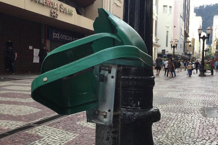 Lixeira quebrada no Calçadão da Rua Halfeld 1 VU 0605