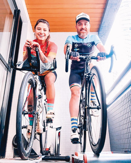 Por saúde mental, atletas buscam motivação e psiquiatra vê momento de ressignificação 1 juliana e victor bike foto arquivo pessoal interna