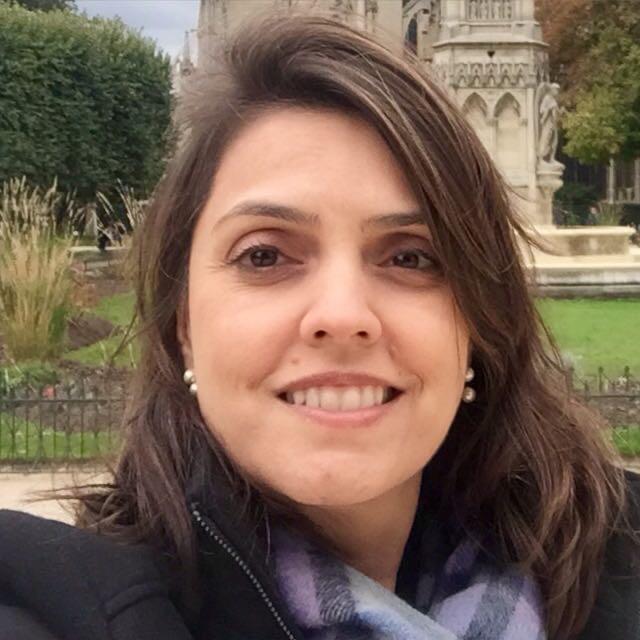 "Neste período de isolamento social tenho tentado manter alguma rotina. Resolvo as questões do trabalho pela manhã (em ‘home office’) . Depois dou um jeitinho na casa e sigo para cozinha tentando aprender novas receitas! Mantive minhas aulas de yoga ‘online’, meus treinos com ‘personal’ e a aula de inglês – também pela Internet. No final da tarde, atendo minhas pacientes através de consultas ‘online’. Em casos de urgência, vou pessoalmente à clínica, atendê-las. E sempre fazemos videochamadas com toda família, para matar a saudade. É claro que não tem sido fácil, estamos todos ansiosos e com medo, mas procuro encontrar forças e equilíbrio nessa oportunidade de convívio bem mais próximo com meu marido e meus filhos! E vamos em frente!" Fernanda Polisseni – médica