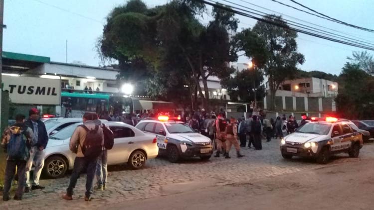 Trabalhadores paralisam ônibus urbanos por atraso nos salários 1 onibus sinttro