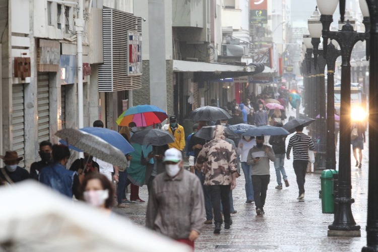 Juiz de Fora entra oficialmente na onda verde: veja o que mudou 1 população juiz de fora calçadão tempo frio foto fernando priamos