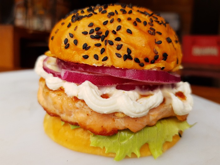 Burger artesanal e chopp: combinação perfeita 1 Artesanal Salmão