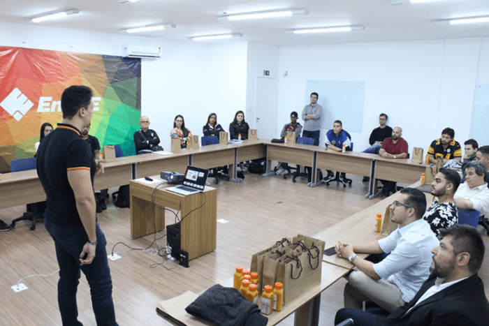 Faculdade Ensin.E: Conheça a nova metodologia do ensino superior 1 palestra primeiro dia de aula