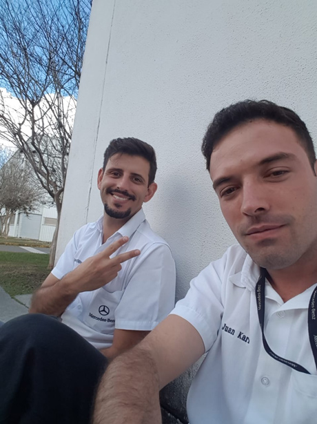 Funcionários da Mercedes-Benz usam máscara inclusiva para facilitar comunicação 2 2 Renato com o amigo Juan que teve a ideia da máscara editada