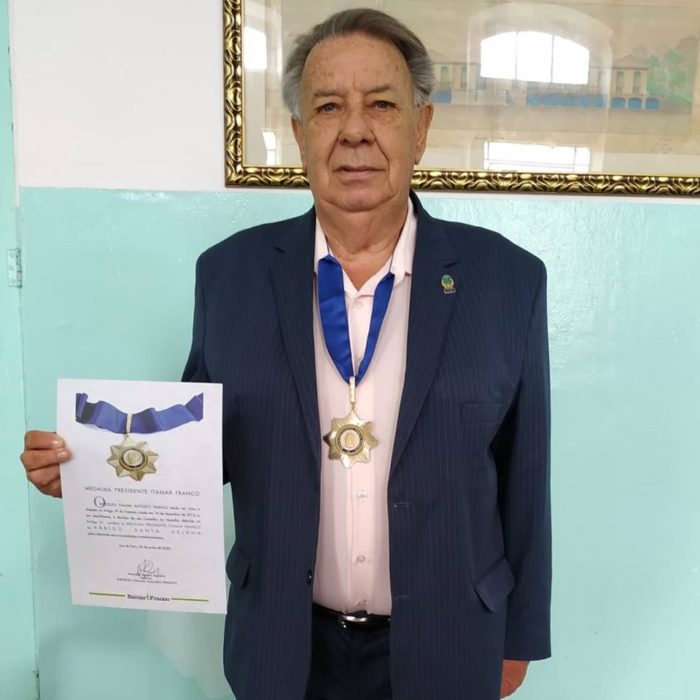 Medalha Itamar Franco: Aniversariante deste domingo, Antônio Carlos Estevão (representando o Abrigo Santa Helena) com o diploma e a medalha “Presidente Itamar Franco”, que não teve cerimônia de entrega devido à pandemia. Há oito anos, Antônio Carlos preside a entidade que presta relevante serviço de assistência social a mais de 140 idosos.