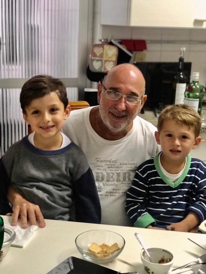 Aninha Calixto no foco da coluna dominical 2 Arnaldo Andrade Guerra com os netos João David e Lucas neste Dia dos Avós
