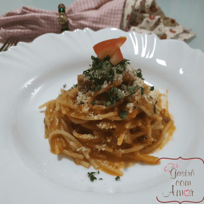 Espaguete com ragu de carne assada - receita de uma panela só 1 Espaguete com ragu de carne assada com logo