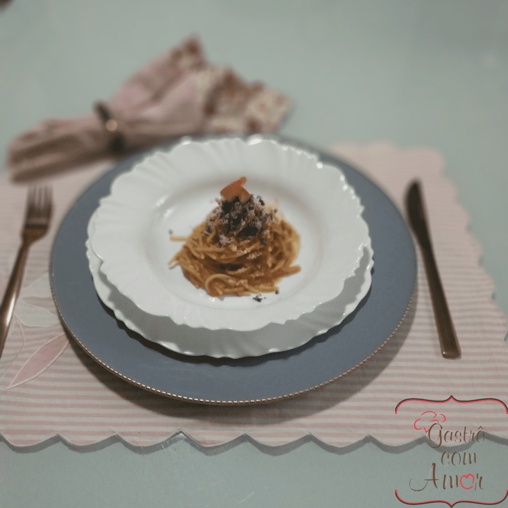 Espaguete com ragu de carne assada - receita de uma panela só 2 Espaguete com ragu de carne assada mesa com logo 1