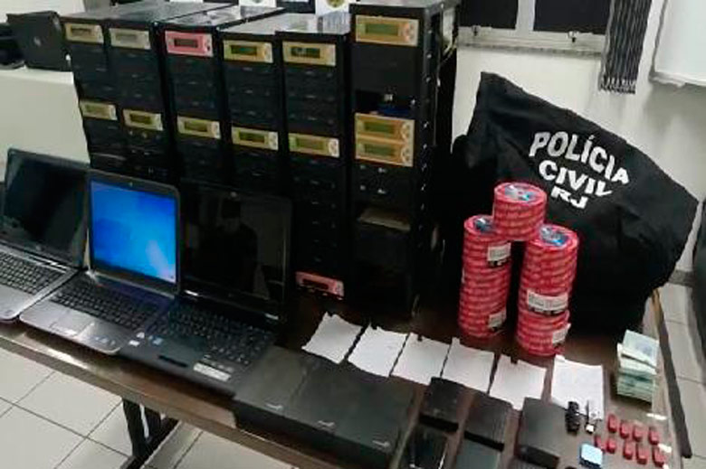 Mulher é presa em JF por envolvimento com quadrilha que pirateava cursos preparatórios 1 Foto operação da PCRJ