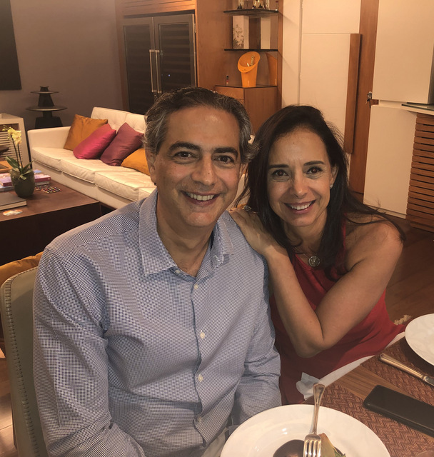 O renomado cardiologista Cláudio Domênico, que comemora 60 anos hoje, e sua elegante Adriana Lucena Schettino 1 O renomado cardiologista Cláudio Domênico, que comemora 60 anos hoje, e sua elegante Adriana Lucena Schettino