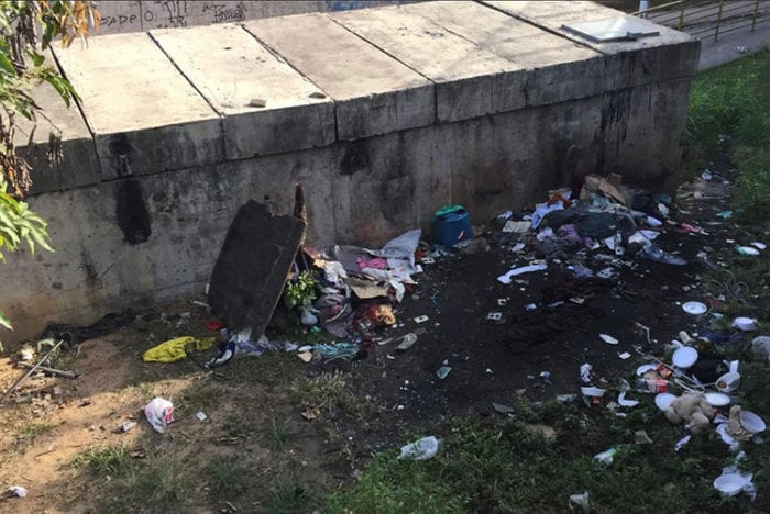 Lixo despejado no Viaduto Augusto Franco 1 VU 0907 1
