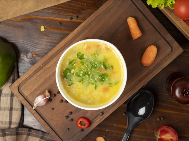 Caldo de Batata com Alho-poró 2 a sopa vegetal do caldo de galinha na bacia descartavel do copo serviu com vegetais verdes 114579 905 1