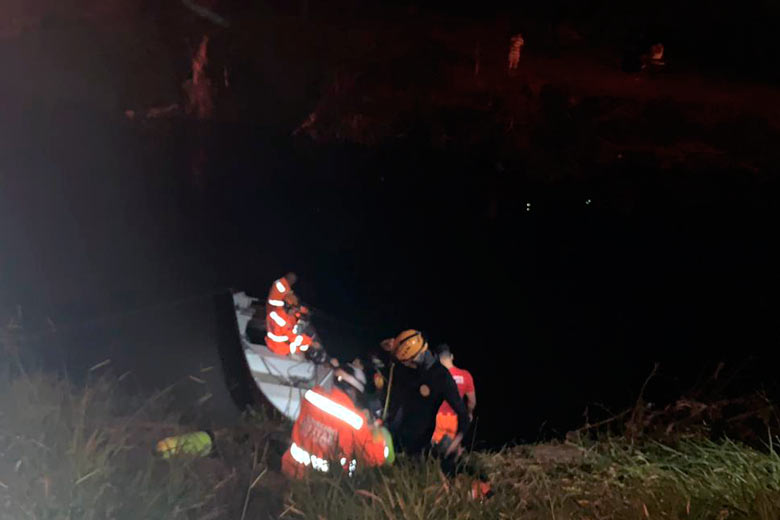 Adolescente morre após cair no Rio Paraibuna em acidente de carro 1 adolescente morre após cair no paraibuna by bombeiros