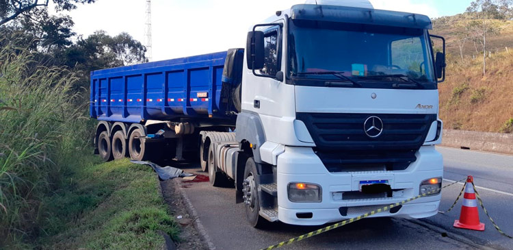 Caminhoneiro é esmagado por carreta enquanto fazia reparo 1 carreta prf
