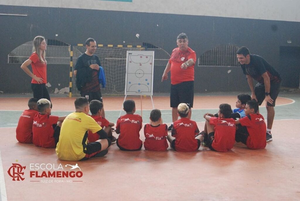 Em ações sociais, Escola do Flamengo sorteia camisa e promove Arraiá Drive Thru em JF 1 escolinha flamengo by divulgacao