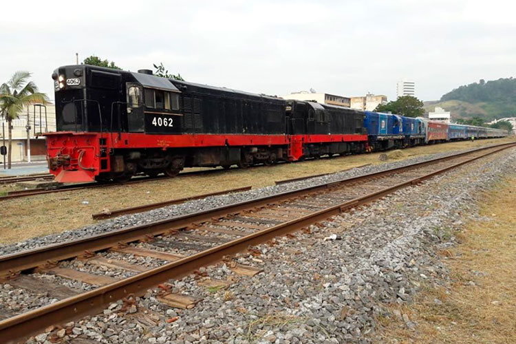 Trem Rio-Minas descarrila em deslocamento para manutenção 1