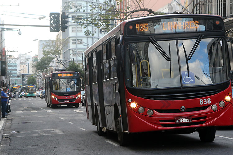 Metade dos ônibus da empresa Gil voltam a circular nesta segunda 1 Funcionários da GIL ameaçaram greve após atrasos em pagamentos dos salários