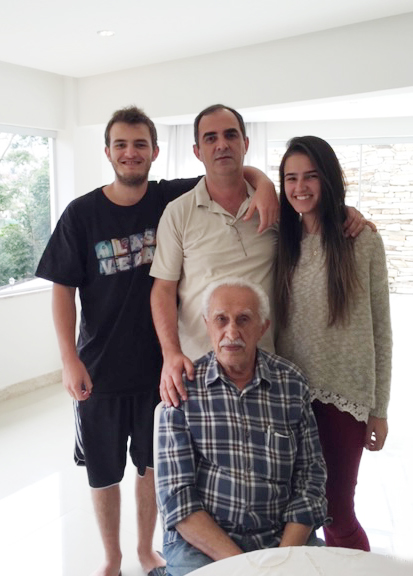 Marilho Dornelas com o pai Maurilho Dornelas da Silva, e os filhos Gabriel e Larissa 1 Marilho Dornelas com o pai Maurilho Dornelas da Silva, e os filhos Gabriel e Larissa