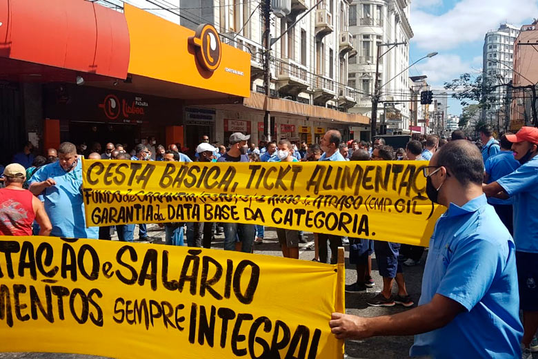 Sinttro pede ajuda da PJF para solucionar impasse; Executivo cobra parte da frota nas ruas 5 13 greve dos ônibus by leo costa