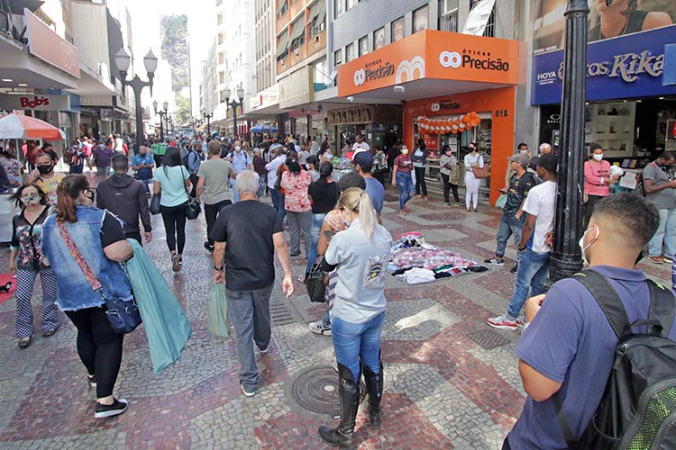 Movimento nas ruas deixa comércio otimista 2 Movimento Leonardo Costa 19