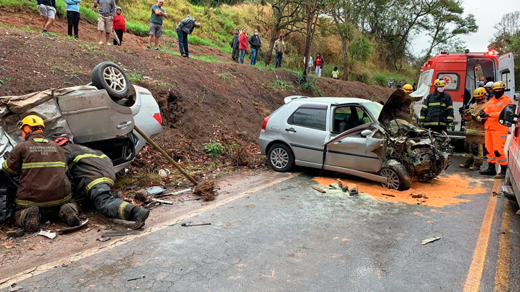 Rapaz de 21 anos morre em batida de carros na Avenida Juiz de Fora 1 acidente2 bombeiros