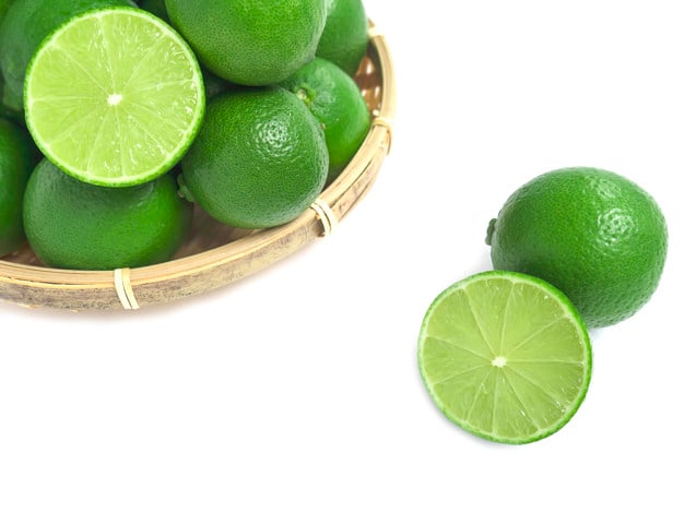 Os alimentos podem deixar os dentes amarelados? 10 cal verde fresco na cesta de bambu isolada no fundo branco 1150 6168