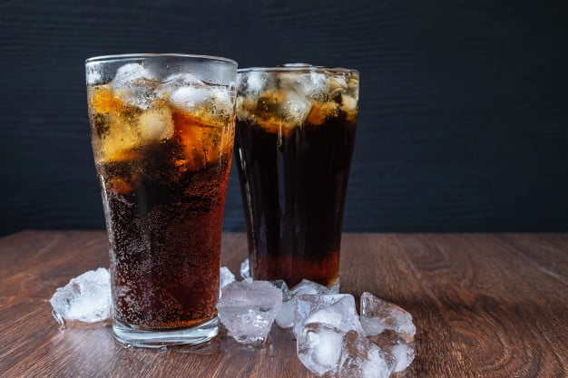Os alimentos podem deixar os dentes amarelados? 9 cola em cubos de vidro e gelo no fundo de madeira 51137 1912