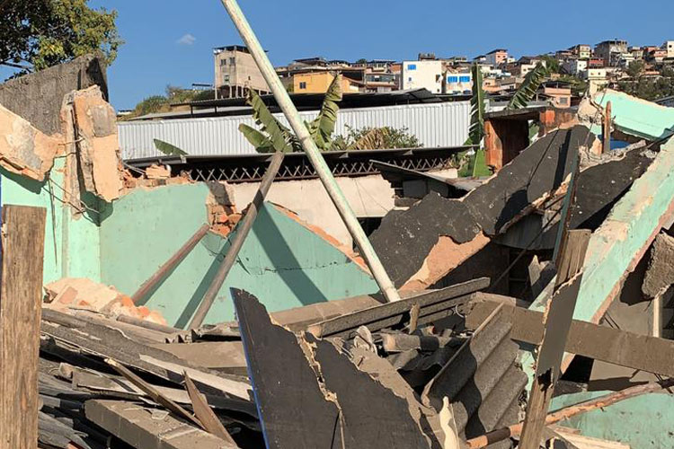 Moradora que teve casa interditada após desabamento busca respostas 1 desabamento by bombeiros3