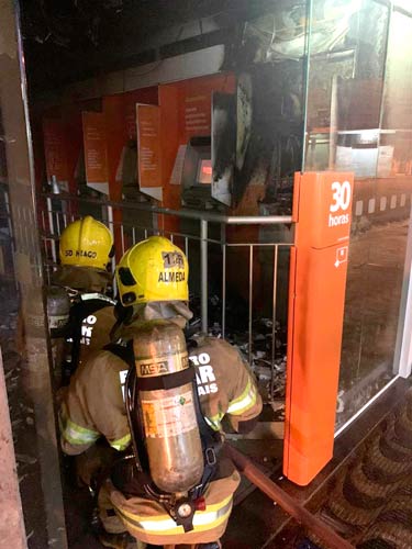 Agência do Itaú é incendiada na Zona Norte de Juiz de Fora 1 incendio itau bombeiros 1