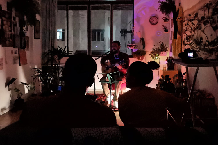 Hondurenha reúne músicos para lives em apartamento no projeto The Kittynet 4 kittynet gabriel