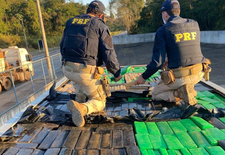 PRF apreende quase 700 quilos de maconha na BR-267 2 maconha prf divulgação destacada