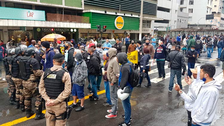 Rodoviários voltam a se manifestar no 4º dia de greve 1 onibus leo costa3