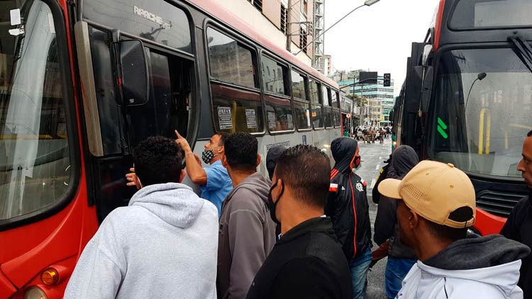 Rodoviários voltam a se manifestar no 4º dia de greve 3 onibus leo costa6