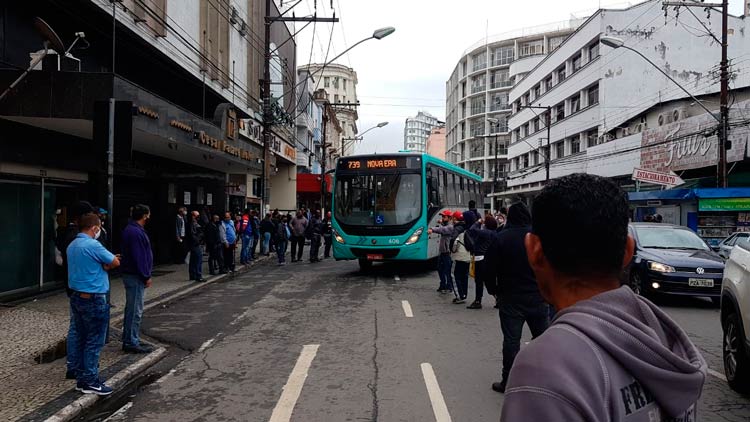 Rodoviários voltam a se manifestar no 4º dia de greve 4 onibus leo costa7