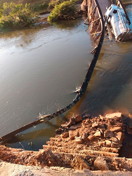 Queda de ponte bloqueia principal ligação entre Belmiro Braga e Simão Pereira 2 queda ponte belmiro simão foto divulgação