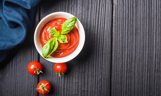 Os alimentos podem deixar os dentes amarelados? 7 um visao aerea de tomate fresco molho com pano ligado prancha madeira 23 2147922505