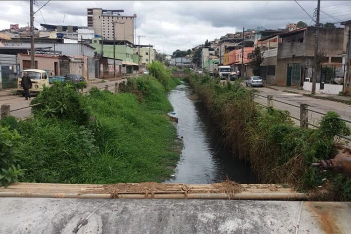 Matagal se acumula às margens de córrego no Bairro Industrial 1 vu 0708