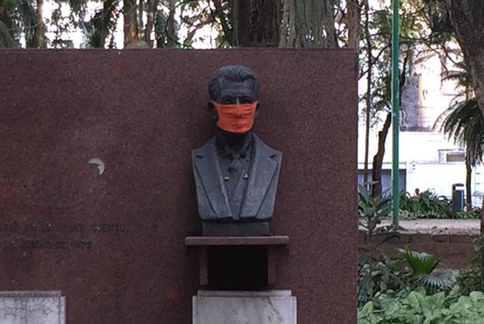 Moradores ‘protegem’ estátua no Parque Halfeld com máscara 1 vu 1208
