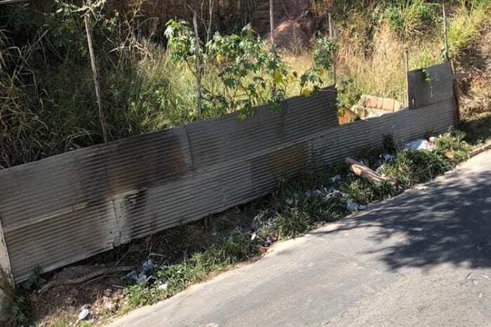 Lote vago é transformado em ponto de descarte de entulho 1 vu 1308