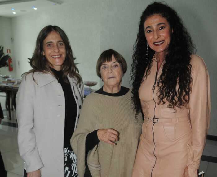 Suzana Villaça Freitas Neves com as filhas Márcia e Suzana (aniversariante desta sexta-feira) Foto: Andréa Ottoni