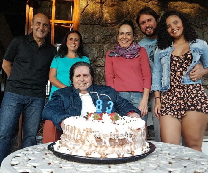 Flávio e Patrícia Ribeiro Bara, Maurício Mattos Ribeiro (comemorando 83 anos), Suely Ribeiro e o filho Maurício com Michelly Campos 1 Flávio e Patrícia Ribeiro Bara, Maurício Mattos Ribeiro (comemorando 83 anos), Suely Ribeiro e o filho Maurício com Michelly Campos