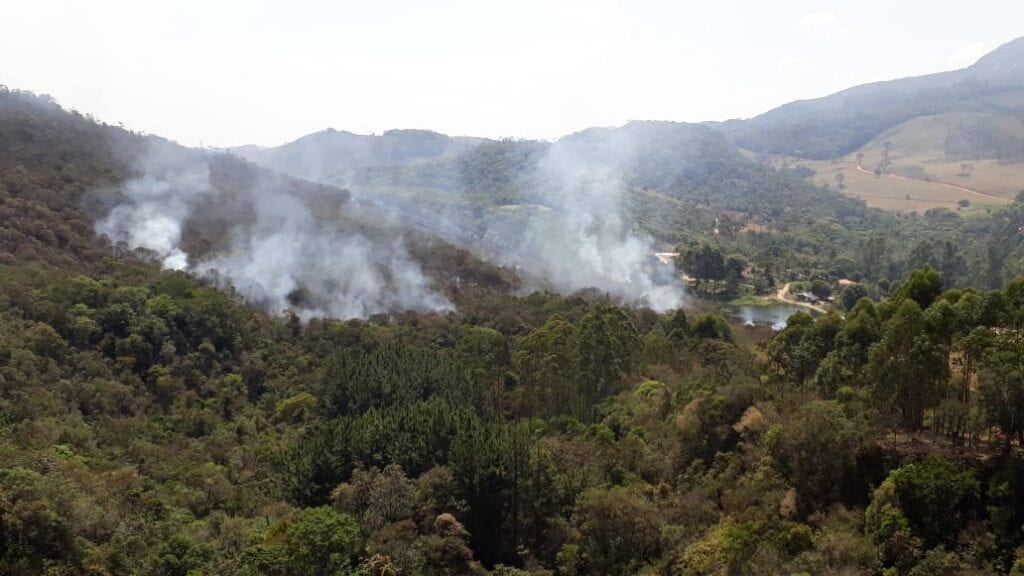 Incêndio em Ibitipoca queima área verde e assusta moradores 1 Ibitipoca fogo1 Giglia Ferrari