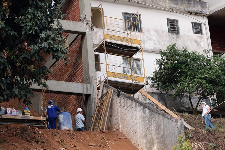 Canteiro de obras já está instalado em edifício interditado 2 Obras no prédio fernando priamo 13