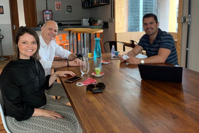 Cintia Dias, o presidente da Cia Lançamentos Imobiliários, Renato Teixeira e Diogo Garcia 
